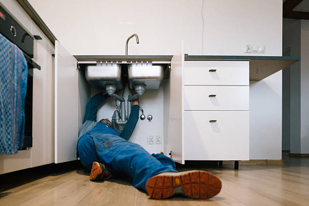 Professional Drain Cleaning technician working in Grandview, IL